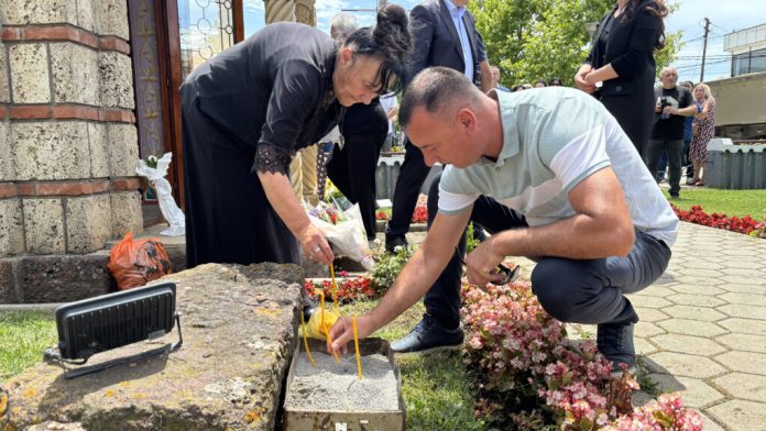 Paljenje sveća za stradalog Dimitrija u centru Gračanice (Foto: Kim)