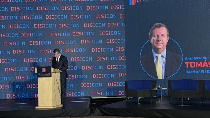 Ambasador EU Tomaš Sunjog tokom govora na konferenciji na „Konferenciji za integritet informacija“ (DISICON) (Foto: Kim)