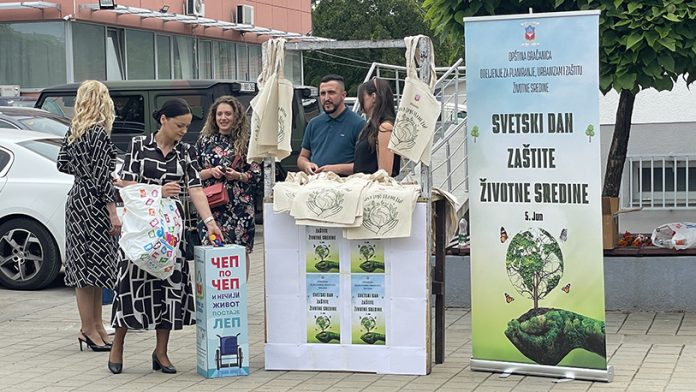 Štand za prikupljanje plastičnih čepova u Gračanici (Foto: Kim)