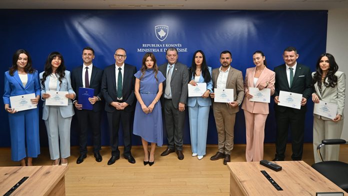 Ministarka pravde Aljbuljena Hadžiju sa novoimenovanim notarima (Foto: Fejsbuk/Ministria e Drejtësisë) Ministarka pravde Aljbuljena Hadžiju sa novoimenovanim notarima (Foto: Fejsbuk/Ministria e Drejtësisë)