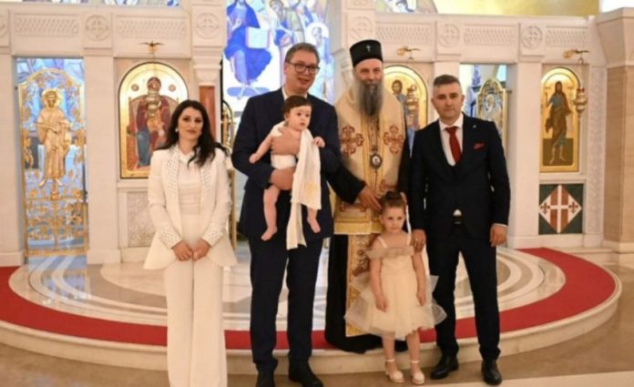 Predsednik Srbije Aleksandar Vučić nakon što je krstio malog Lazara iz Pasjana (Foto: Instagram/buducnostsrbijeav)
