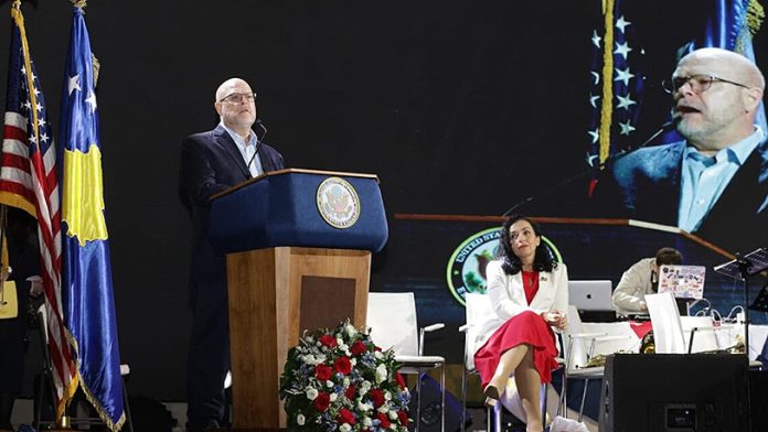 Džefri Hovenijer na prijemu povodom Dana nezavisnosti SAD-a (Foto: Ambasada SAD-a u Prištini) Džefri Hovenijer na prijemu povodom Dana nezavisnosti SAD-a (Foto: Ambasada SAD-a u Prištini)