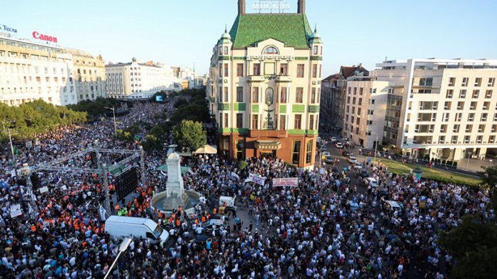 LJudi na protestu protiv projekta rudarstva litijuma kompanije Rio Tinto, u Beogradu, Srbija, 10. avgusta 2024. (Foto: Đorđe Kojadinović) LJudi na protestu protiv projekta rudarstva litijuma kompanije Rio Tinto, u Beogradu, Srbija, 10. avgusta 2024. (Foto: Đorđe Kojadinović)
