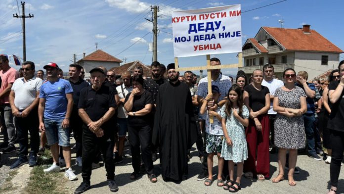Protest više stotina Srba u Pasjanu zbog hapšenja petorice sunarodnika (Foto arhiva Kim) Protest više stotina Srba u Pasjanu zbog hapšenja petorice sunarodnika (Foto arhiva Kim)
