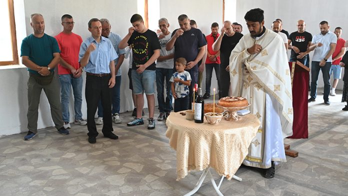 Liturgija u hramu Svetog Ilije u Varoš Selu kod Uroševca (Foto: Kim)