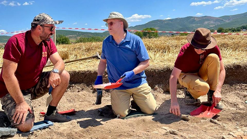 Hovenijer posetio arheološko nalazište Ulpiana 1 Ambasador Hovenijer u poseti arheološkom nalazištu Ulpiana (Foto: X/USAmbKosovo)