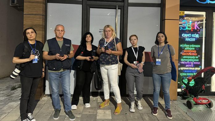 IMG-6018d15808d1f9e710491addaf30b16b-V Mediji koji nisu primljeni na konferenciju Srpske liste (Foto Radio Kontakt plus)