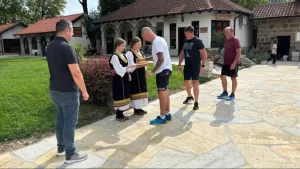 Biciklima od Beograda do Gračanice: Dođite, bez straha 1 Doček hodočasnika u porti manastira Gračanica (Foto: Kim)