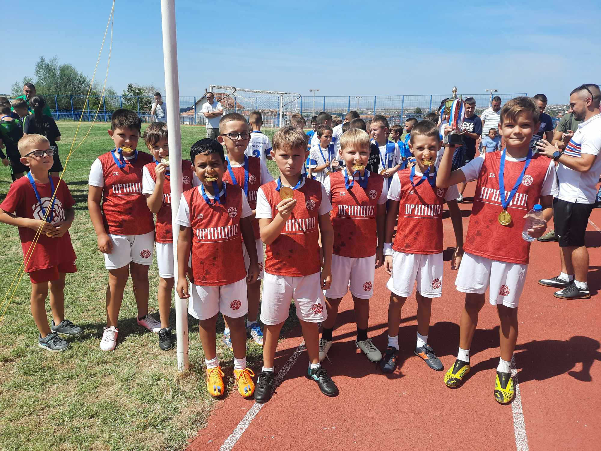 Gračanica: Božuri osvojili treće mesto na turniru u malom fudbalu 2 Božuri osvojili treće mesto na turniru u Grčanici (Foto: Radio Goraždevac)