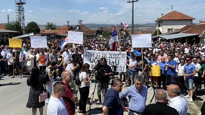 Protest više stotina Srba u Pasjanu zbog hapšenja petorice sunarodnika (Foto: Kim) Protest više stotina Srba u Pasjanu zbog hapšenja petorice sunarodnika (Foto: Kim)