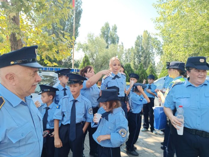 FOTO: KoSSev/ Kosovska policija u akciji „Upoznaj policajca“ FOTO: KoSSev/ Kosovska policija u akciji „Upoznaj policajca“