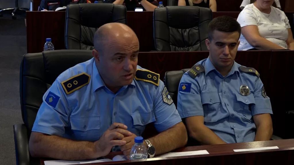 Zamenik komandira policijske stanice u Gračanici Sulejman Sulejmani, levo (Foto: Kim)