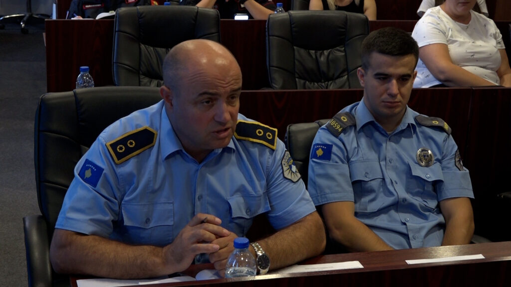 Zamenik komandira policijske stanice u Gračanici Sulejman Sulejmani, levo (Foto: Kim)