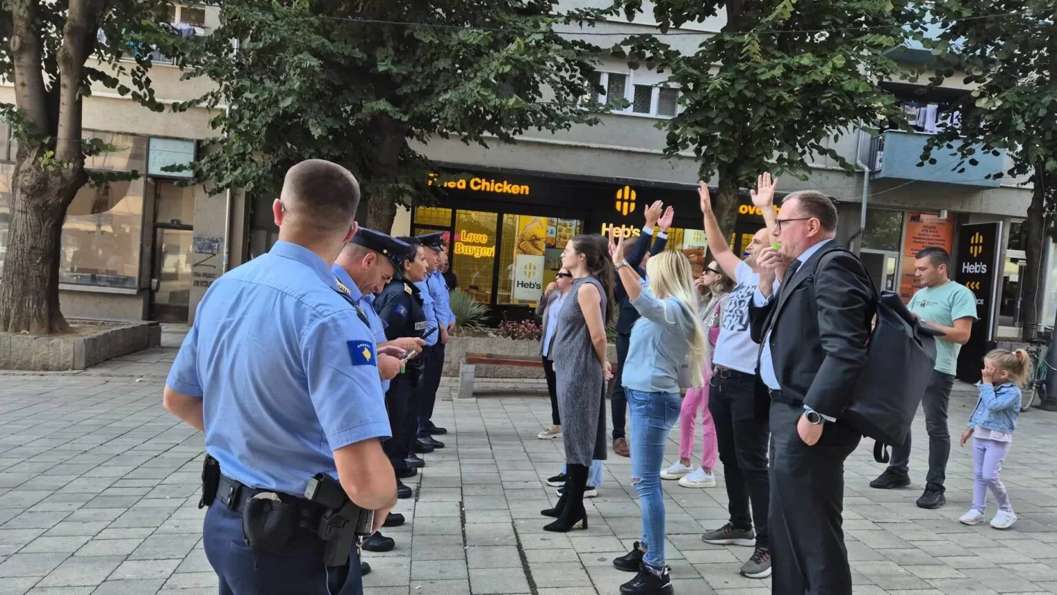 Još jedan zvaničnik iz Prištine izviždan u severnom delu Mitrovice, građani sa pištaljkama i parolom „propaganda“ 1 457449563 2838330246324763 6132214546999181203 n 1536x865 1