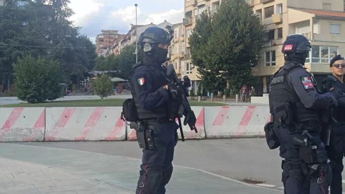 Pripadnici KFOR-a ponovo formirali kordone na mostu – i sa severne i sa južne strane 4 Foto: KoSSev