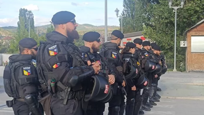 Pripadnici KFOR-a ponovo formirali kordone na mostu – i sa severne i sa južne strane 3 Foto: KoSSev