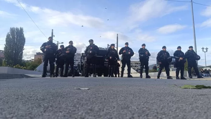 Pripadnici KFOR-a ponovo formirali kordone na mostu – i sa severne i sa južne strane 1 Foto: KoSSev