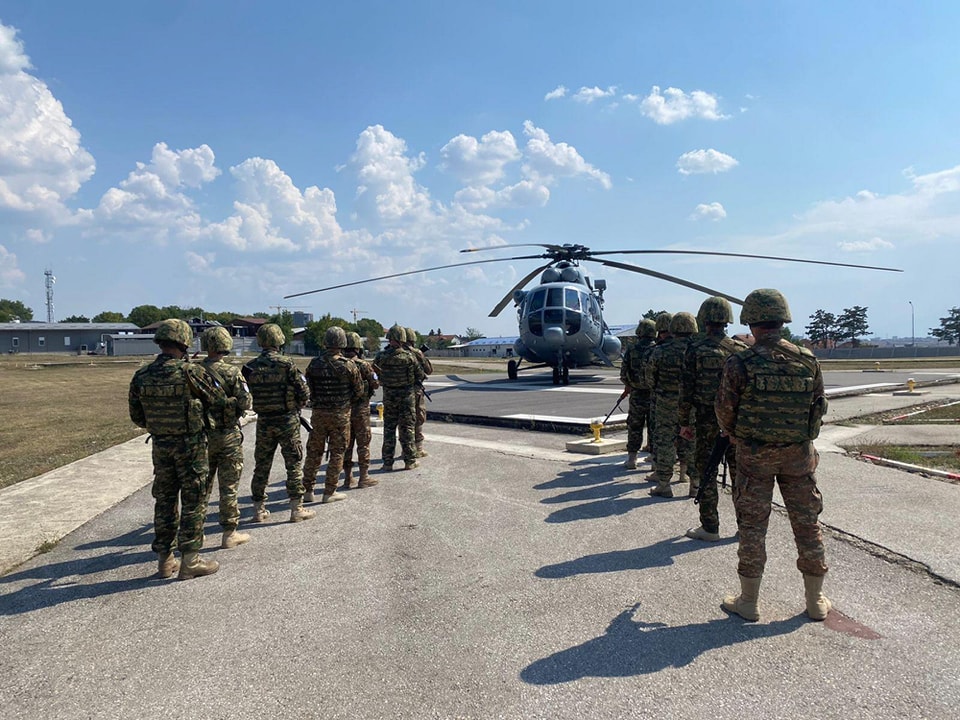 Kfor izveo vežbu uklanjanja neeskplodiranih sredstava 1 Pripadnici Kfor-a (Foto: NATO/Fejsbuk)