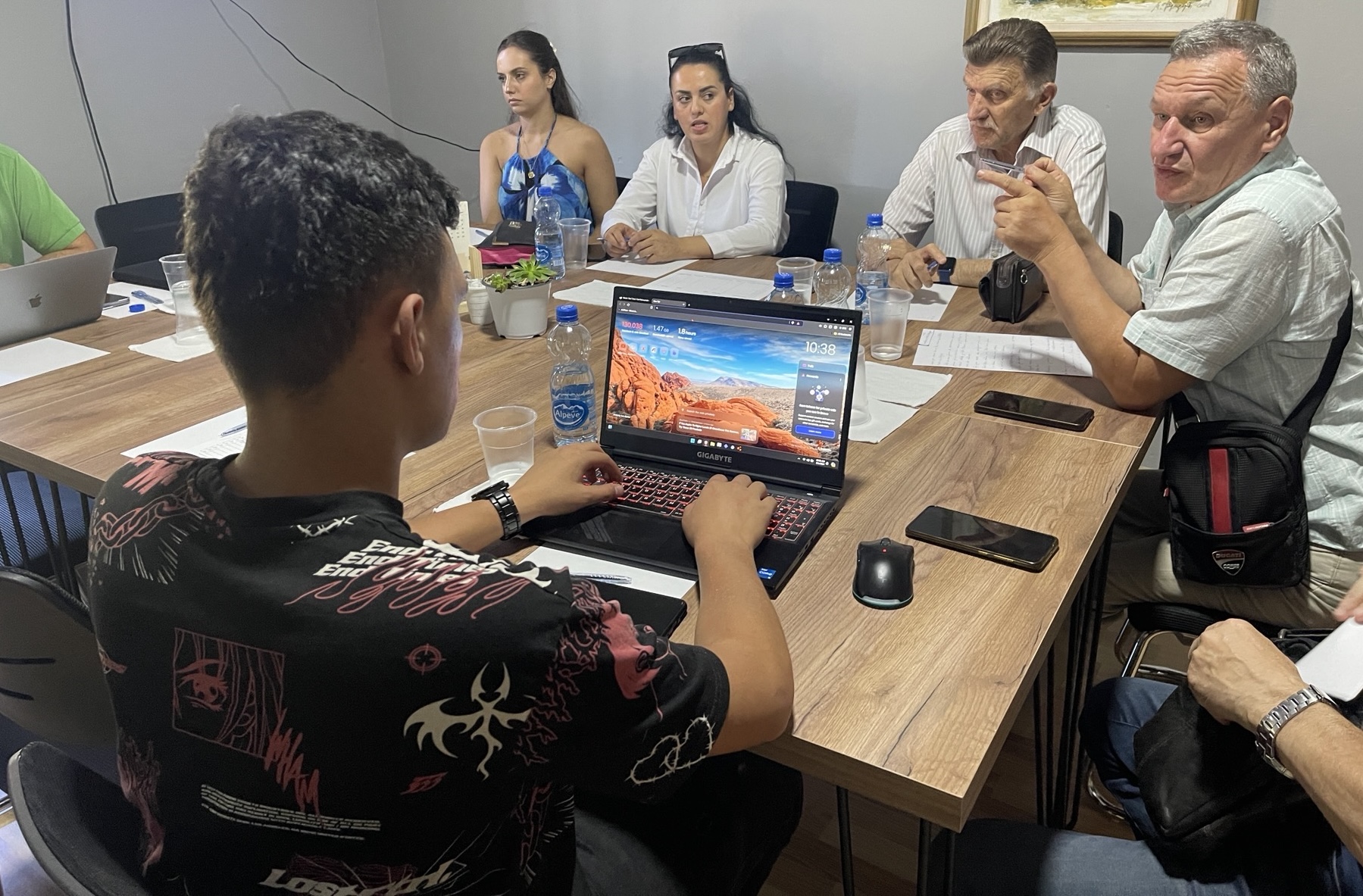 Novinari lokalnih medija iz Peći i Prizrena razgovarali o važnosti etičkog izveštavanja i saradnje 2 (Foto: Radio Goraždevac)