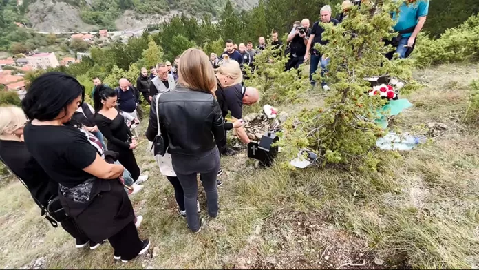 Članovi porodice ubijenog Nedeljkovića upalili sveće na mestu njegovog stradanja (Foto: Kim) Članovi porodice ubijenog Nedeljkovića upalili sveće na mestu njegovog stradanja (Foto: Kim)