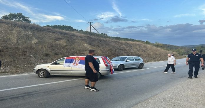 Blokada puta na prelazu Merdare (Foto Kim) Blokada puta na prelazu Merdare (Foto Kim)