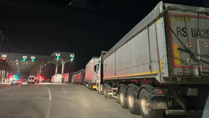 Kolona kamiona na Merdaru duga oko dva kilometra (Foto: Kim)