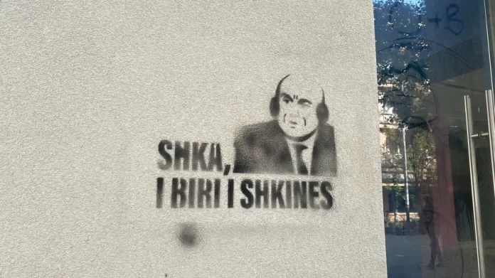 U Prištini ispisani grafiti protiv Fadilja Gecija uz pogrdne reči za Srbe (Foto: Preuzeto sa Zeri.info) U Prištini ispisani grafiti protiv Fadilja Gecija uz pogrdne reči za Srbe (Foto: Preuzeto sa Zeri.info)
