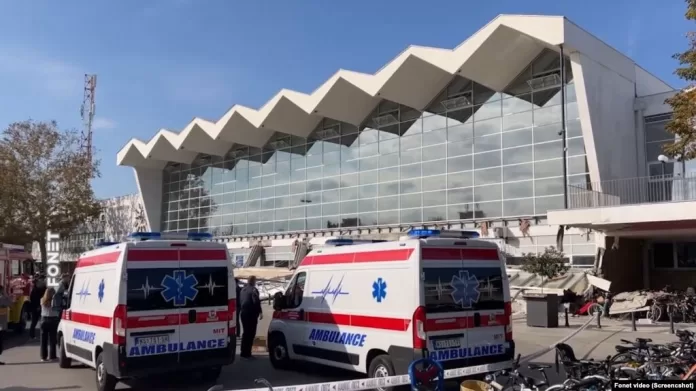Kola hitne pomoći ispred zgrade železničke stanice u Novom Sadu (foto: Fonet / screenshot) Kola hitne pomoći ispred zgrade železničke stanice u Novom Sadu (foto: Fonet / screenshot)