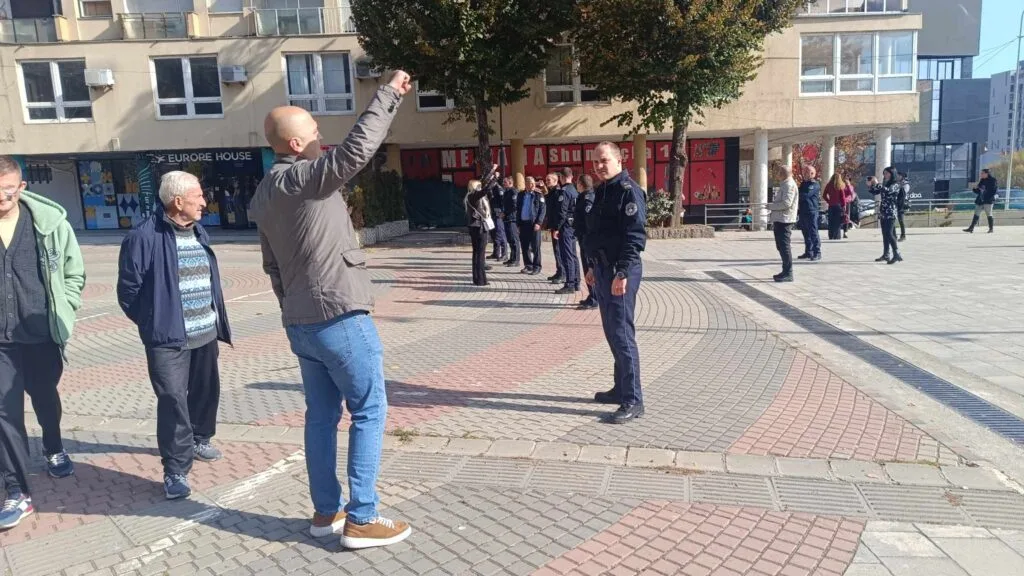 Krasnići i Atić još jednom izviždani na mitrovačkom šetalištu 2 462576333 1072444717910417 3212144715058925311 n 1024x576 1 jpg