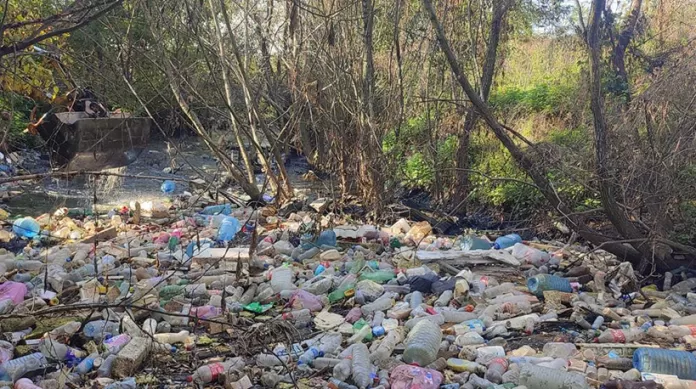 Smeće u Preocu, korito reke Gračanke (Foto: Ekologija) Smeće u Preocu, korito reke Gračanke (Foto: Ekologija)