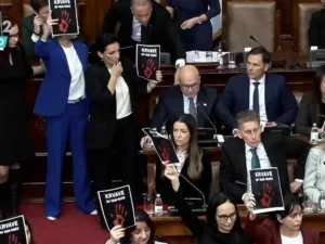 Fizički sukob poslanika opozicije i vladajuće koalicije u srpskom parlamentu 1 Foto: Fejsbuk/Marinika Tepić