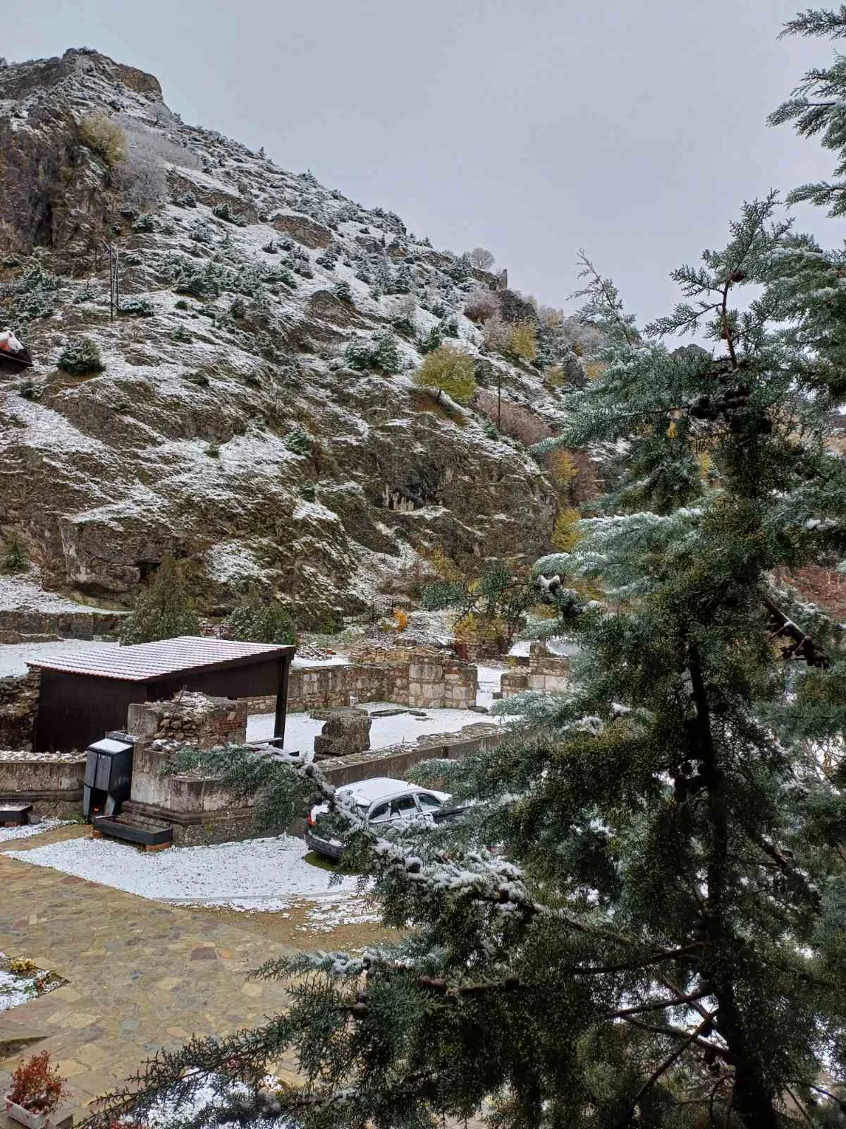 Prvi sneg u manastiru svetih Arhangela kod Prizrena (Foto: Radio Goraždevac)