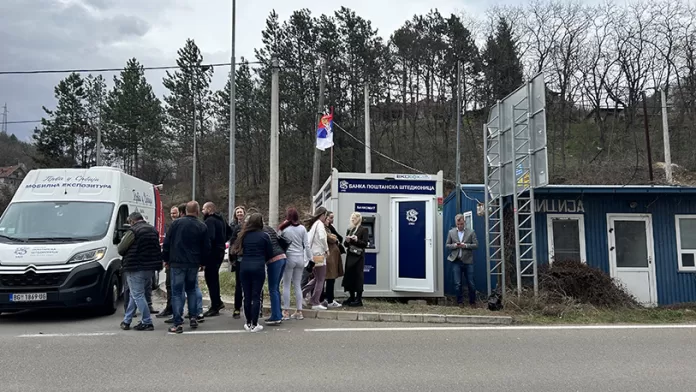 Mobilna ekspozitura Banke Poštanske štedionice postavljena u Rudnici (Foto: Kim)