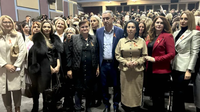 Misle globalno, deluju lokalno: Tribina Unije žena Srpske liste u Gračanici (Foto: Kim) Misle globalno, deluju lokalno: Tribina Unije žena Srpske liste u Gračanici (Foto: Kim)