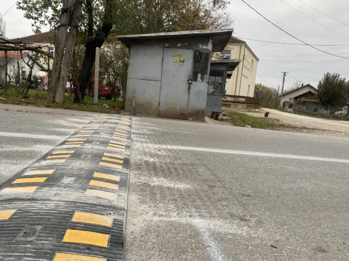 Ležeći policajac (Foto: Radio Goraždevac) Ležeći policajac (Foto: Radio Goraždevac)