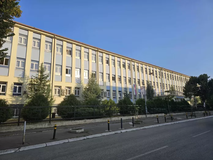 Ekonomsko-trgovinska škola u Kosovskoj Mitrovici (Foto: Radio Kontakt plus) Ekonomsko-trgovinska škola u Kosovskoj Mitrovici (Foto: Radio Kontakt plus)