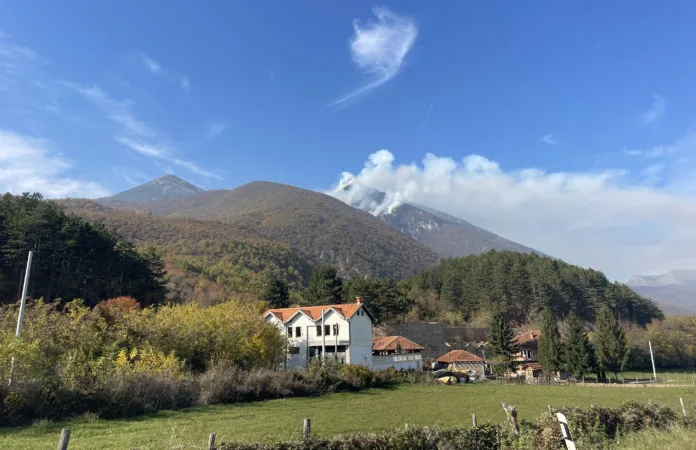 Požar nad padinama Prokletija iznad Ljubenića (Foto: Radio Goraždevac) Požar nad padinama Prokletija iznad Ljubenića (Foto: Radio Goraždevac)