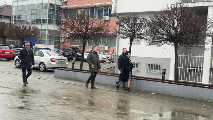 Ljiljana Šubarić ispred Policijske stanice u Gračanici (Foto: Kim) Ljiljana Šubarić ispred Policijske stanice u Gračanici (Foto Kim)