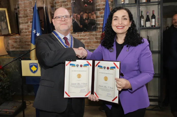 Dežfri Hovenijer i Vjosa Osmani (Foto: Ambasada SAD na Kosovu)