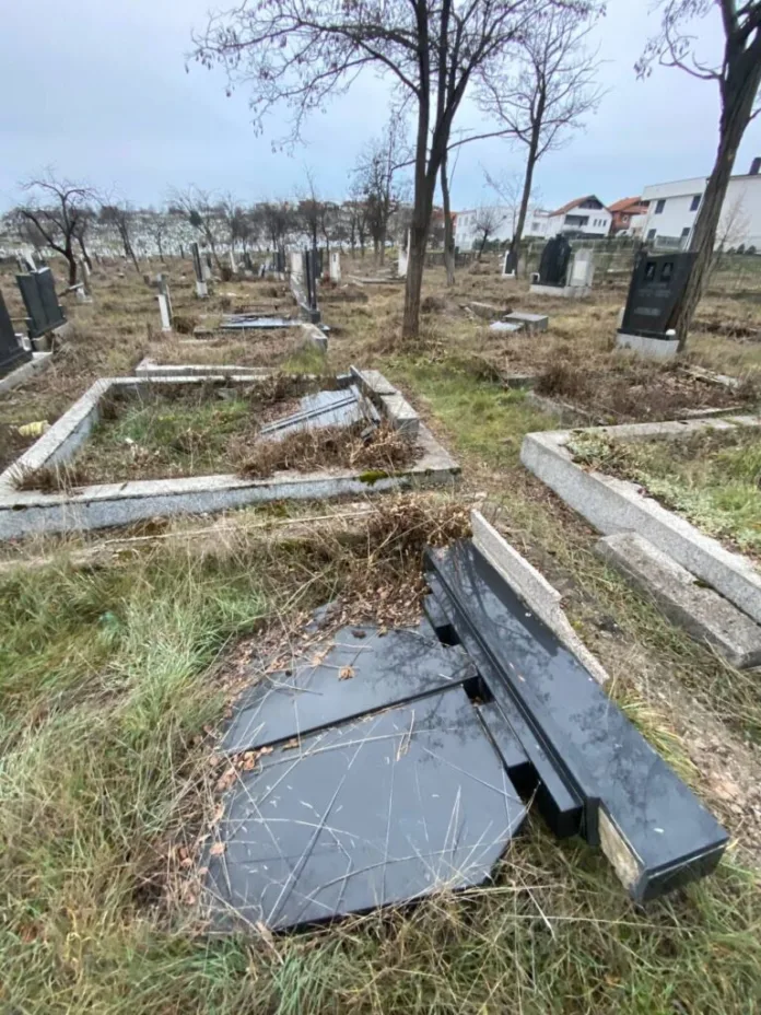 Manastir Draganac: Porušeni spomenici i oskrnavljeni krstovi na srpskom groblju u Gnjilanu (Foto: Fejsbuk Manastir Draganac) Manastir Draganac: Porušeni spomenici i oskrnavljeni krstovi na srpskom groblju u Gnjilanu (Foto: Fejsbuk Manastir Draganac)