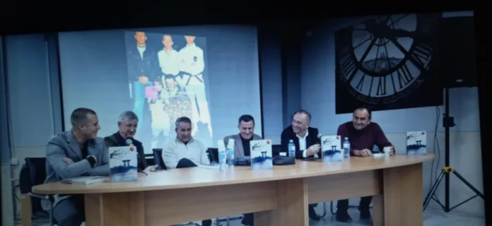 Održana promocija knjige „Karate u Kosovskoj Mitrovici“ – posvećene Oliveru Ivanoviću (Foto: KoSSev) Održana promocija knjige „Karate u Kosovskoj Mitrovici“ – posvećene Oliveru Ivanoviću (Foto: KoSSev)