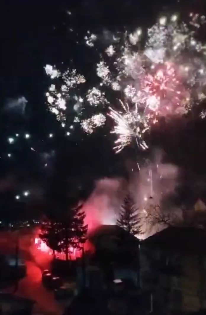 Vatrometi i bakljada u Orahovcu za Badnje veče (Foto: Radio Goraždevac) Vatrometi i bakljada u Orahovcu za Badnje veče (Foto: Radio Goraždevac)