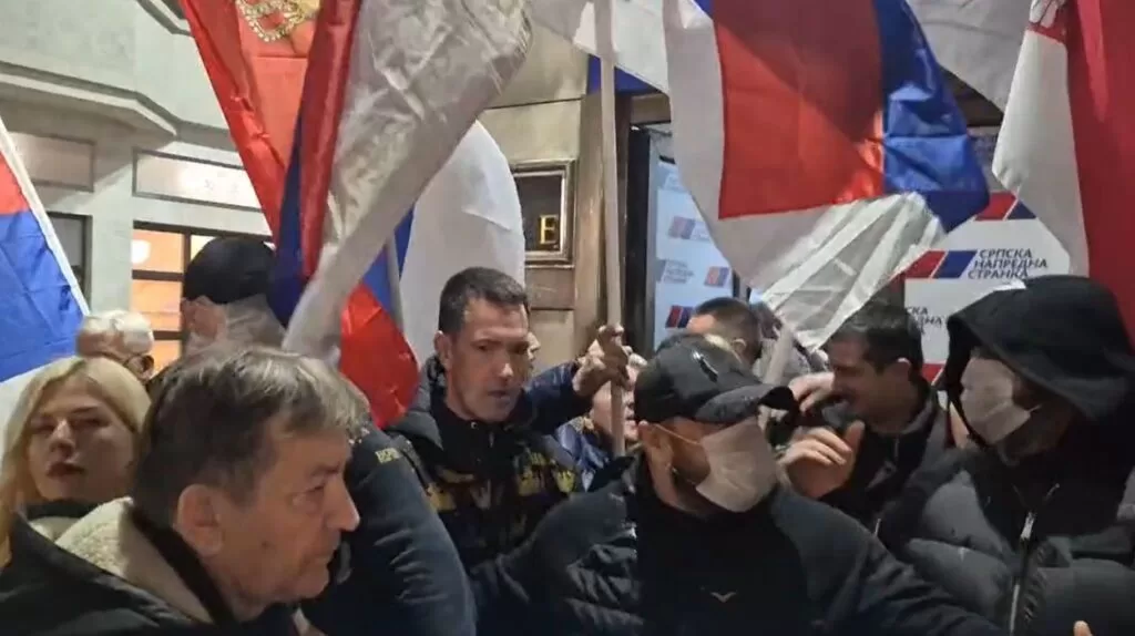 Prostorije SNS u Kraljevu zasute jajima 2 1737658847 gradonacelnik Terzic Kraljevo 1024x574 2