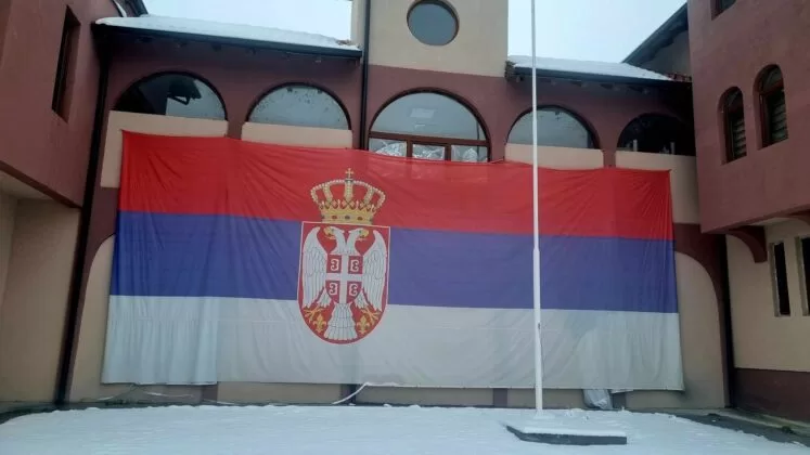 Sa zgrade Multimedijalnog centra uklonjena najveća srpska zastava 1 462583682 844633651059922 3657938682563297955 n 747x420 1