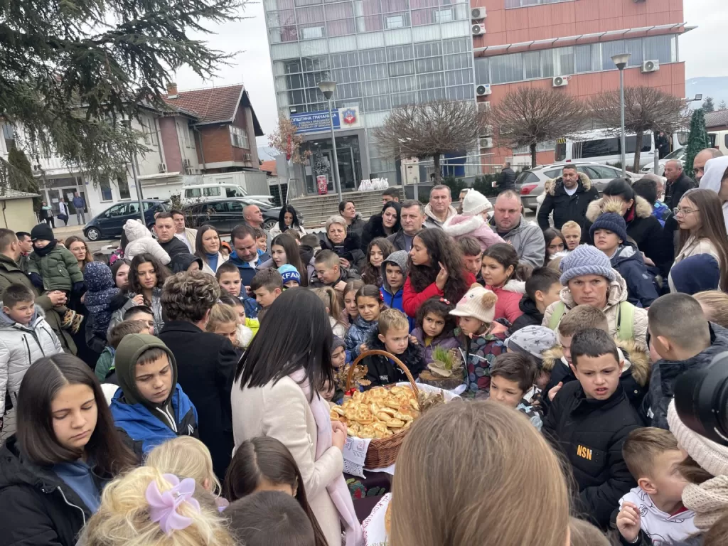 Lomljenje božićne česnice u Gračanici: Zlatnici obradovali mališane 1 Lomljenje božićne česnice u Gračanici (Foto: Kim)