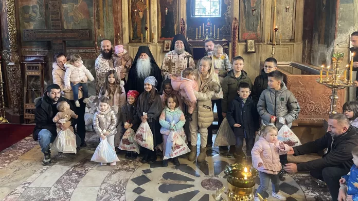 IMG_6442 Pokloni za decu na praznik Oci u Visokim Dečanima (Foto: Radio Goraždevac)