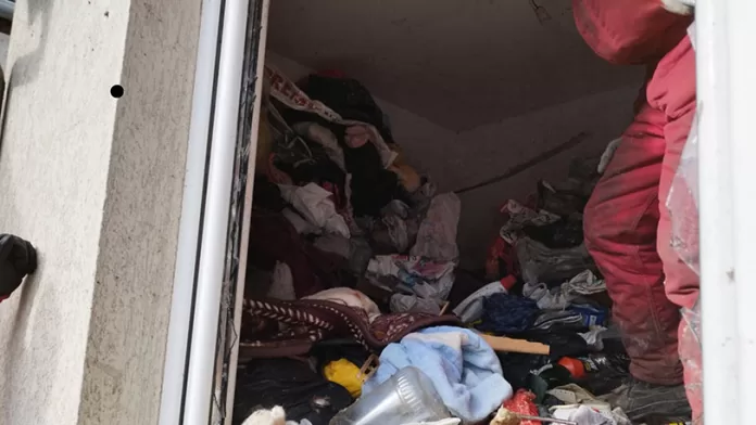 Severna Mitrovica: Počelo iznošenje smeća iz kuće u kojoj žive socijalno ugroženi (Foto: Petar Subotić) Severna Mitrovica: Počelo iznošenje smeća iz kuće u kojoj žive socijalno ugroženi (Foto: Petar Subotić)