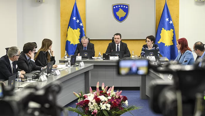 Kurti sa ministrima na sednici Vlade (Foto: Kabinet premijera Kosova)