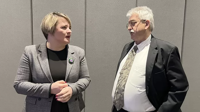 Zamenica kosovskog ministra spoljnih poslova Liza Gaši i ambasador Mađarske na Kosovu Bela Božik (Foto: Kim) Zamenica kosovskog ministra spoljnih poslova Liza Gaši i ambasador Mađarske na Kosovu Bela Božik (Foto: Kim)