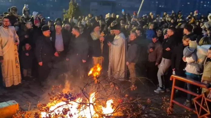 Paljenje badnjaka u Kosovskoj Mitrovici (Foto: KoSSev) Paljenje badnjaka u Kosovskoj Mitrovici (Foto: KoSSev)